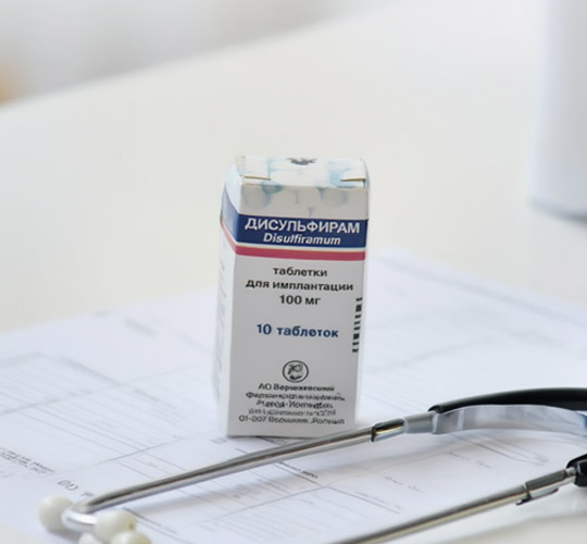 Препарат дисульфирам на столе врача